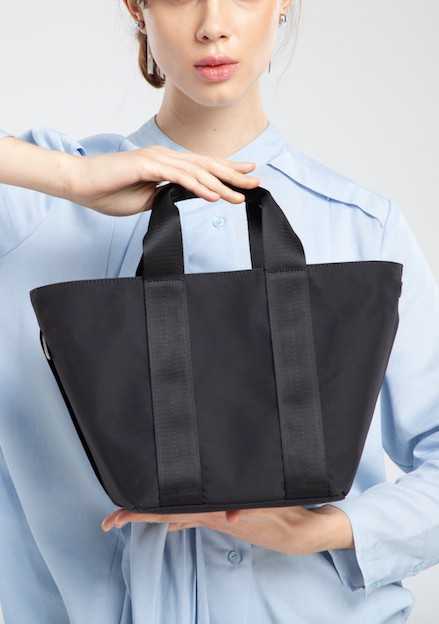 QueenCows กระเป๋า Moco Bag (Black-Black)