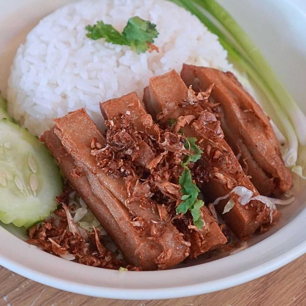 Garlicky Chicken with Rice ข้าวหน้าไก่ทอด