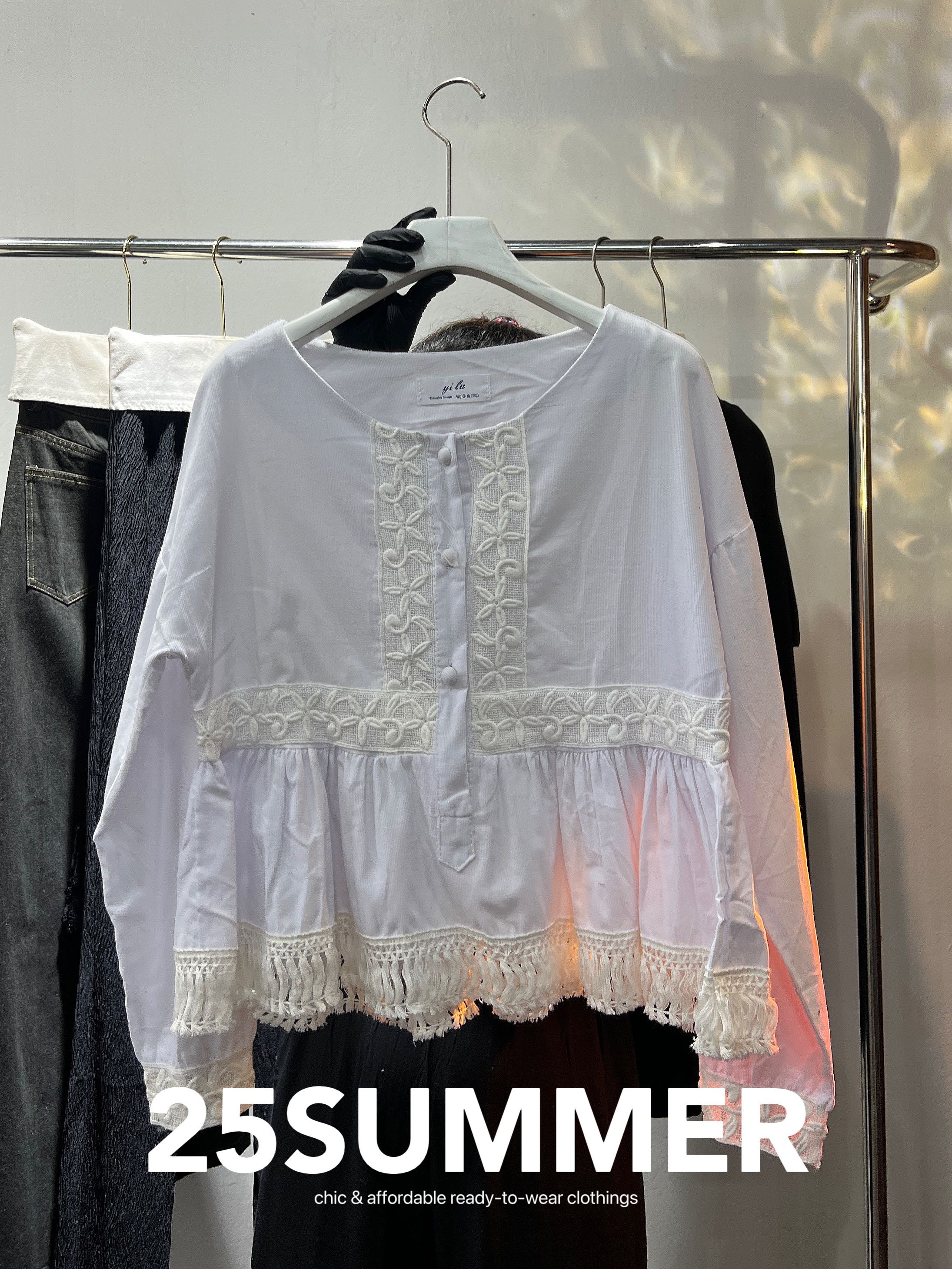 B37 - เสื้อ Blouse สีขาวชายพู่