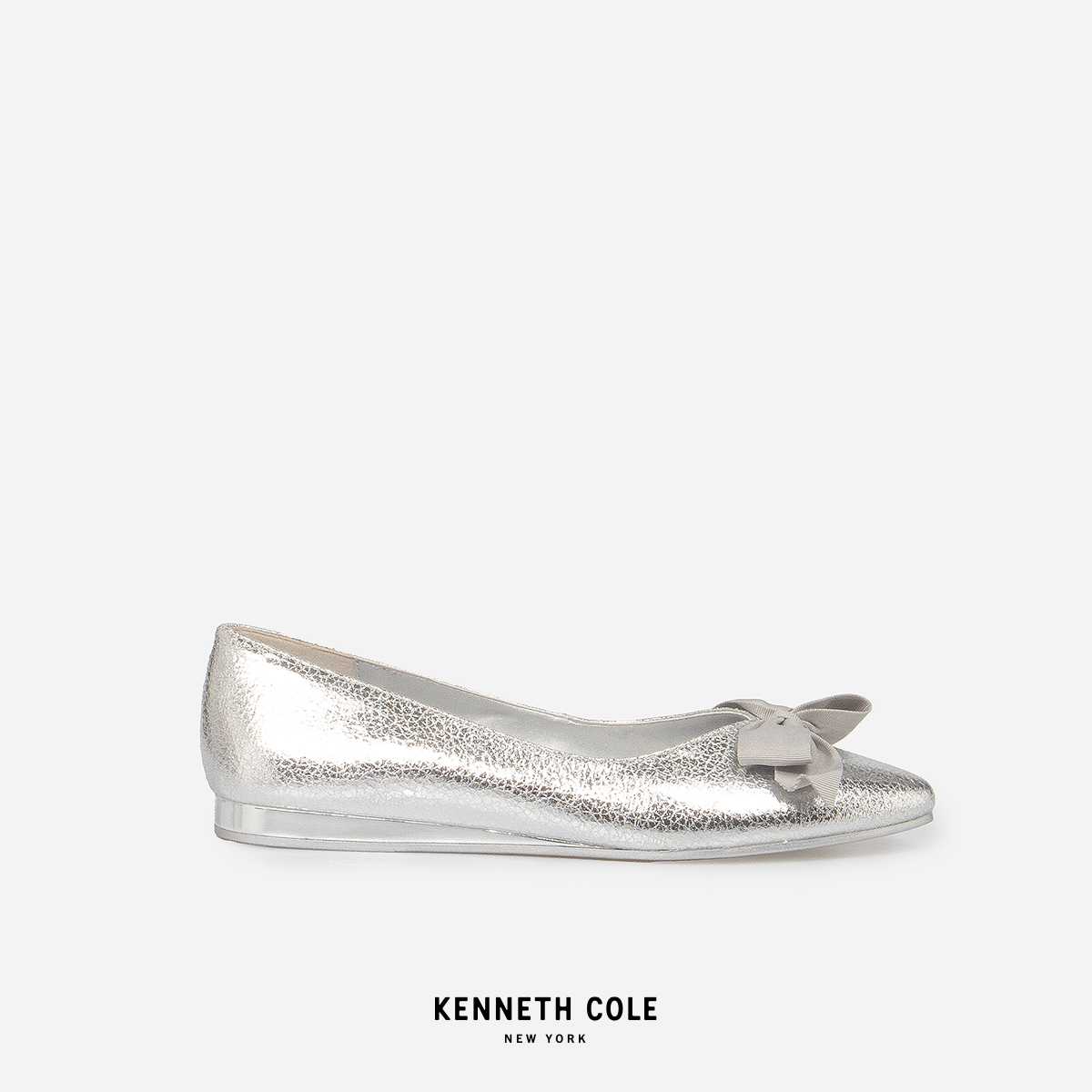 KENNETH COLE รองเท้าส้นแบนผู้หญิง รุ่น LILY BOW SILVER สีเงิน ( FLT - LR23LYB11-040 )