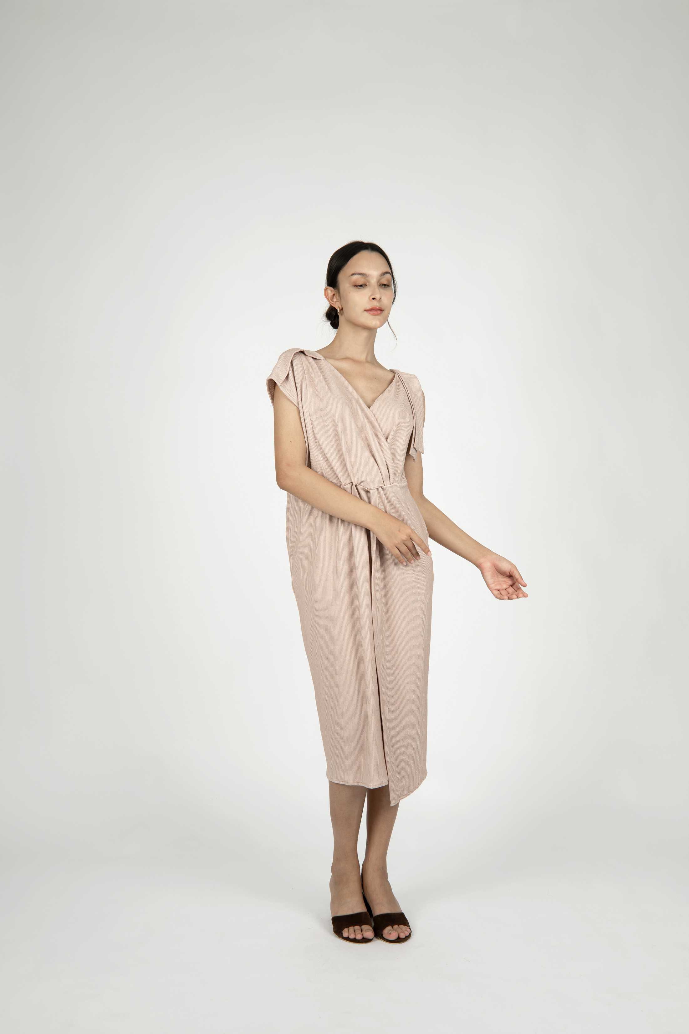 QueenCows ชุดให้นม Gris Layer Dress (Cream)