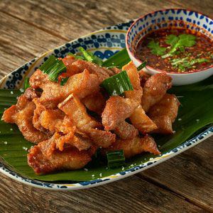 หมูสามชั้นทอดเกลือ • Fried Pork-belly with Salt
