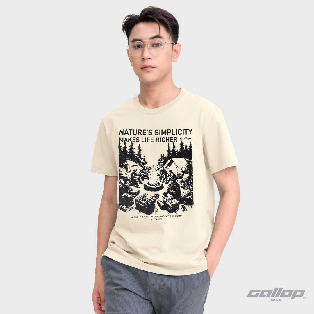 GALLOP : Graphic Tee เสื้อยืดพิมพ์ลาย ผ้าคอตตอนผู้ชาย รุ่น GT9216 สี Sand – แซนด์ / ราคาปกติ 990.-