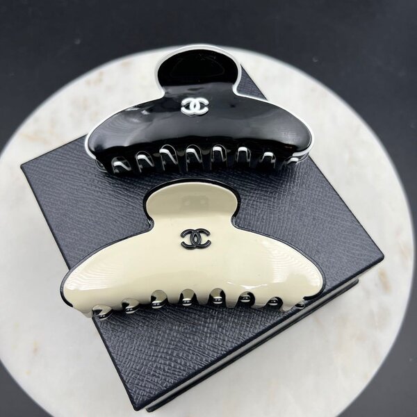หนีบ Chanel