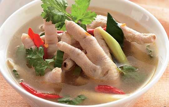 ต้มซุปเปอร์ตีนไก่ Spicy chicken feet soup with chili lime juice