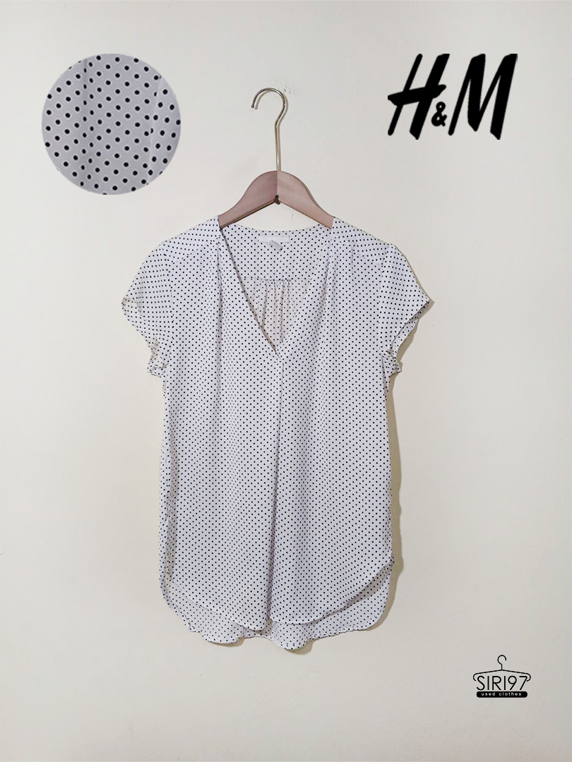 เสื้อแขนกุดคอวี H&M ผ้าลื่นผิว สีขาวลาย จุดดำ สภาพ 90%