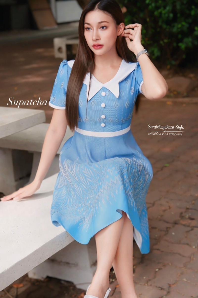 เดรสผ้าฝ้ายทอลาย สีฟ้า 💙 แต่งปกผีเสื้อ คาดเอวขาว แต่งกระดุมปั๊ม 4 เม็ดจุกๆ งานกระโปรงย้วย 8 ชิ้น