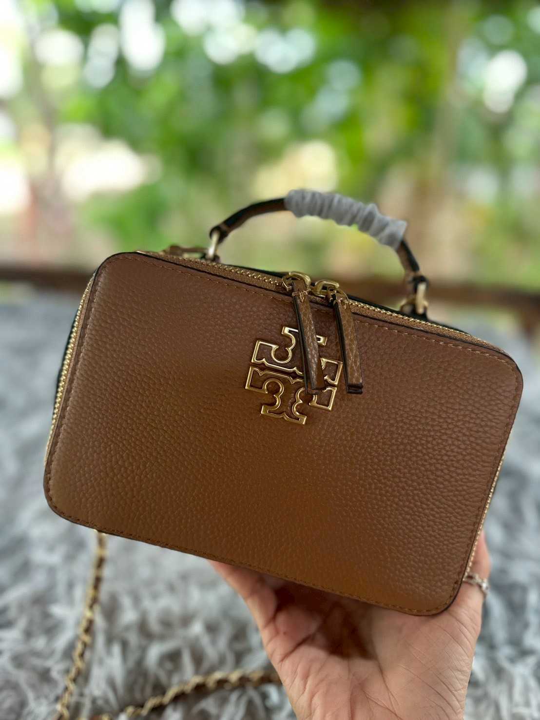 กระเป๋าสะพายหนังแท้ Tory Burch Britten Top Handle Case Crossbody. สีน้ำตาล