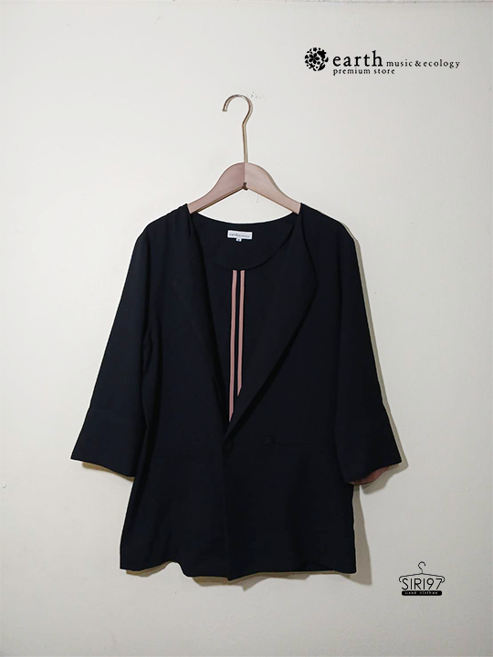เสื้อสูทแขนยาวกระดุม earth ผ้าลื่นบาง สีดำ สภาพ90%