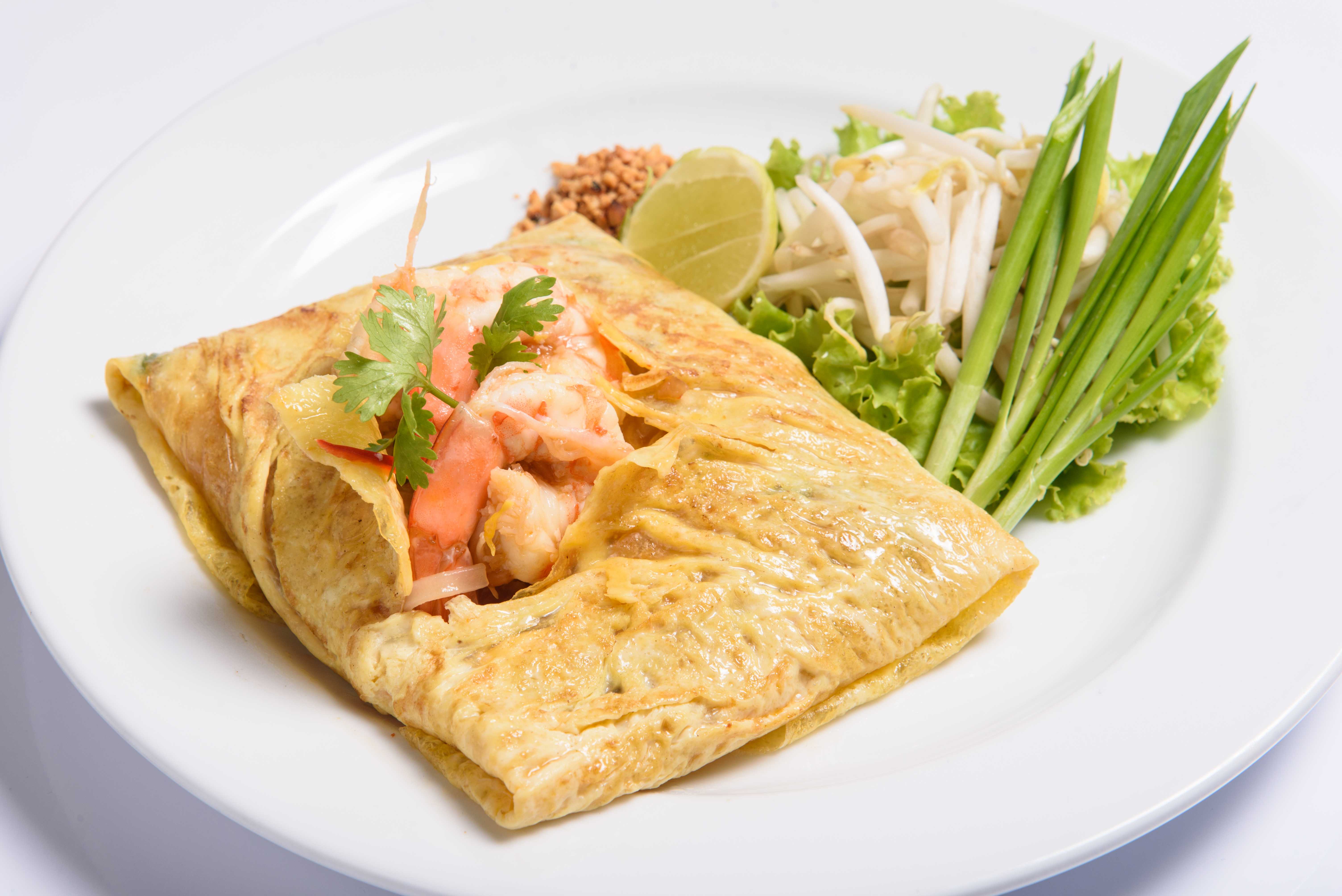 ผัดไทยกุ้งสด ห่อไข่  Pad Thai with Shrimp in Egg's Wrapped