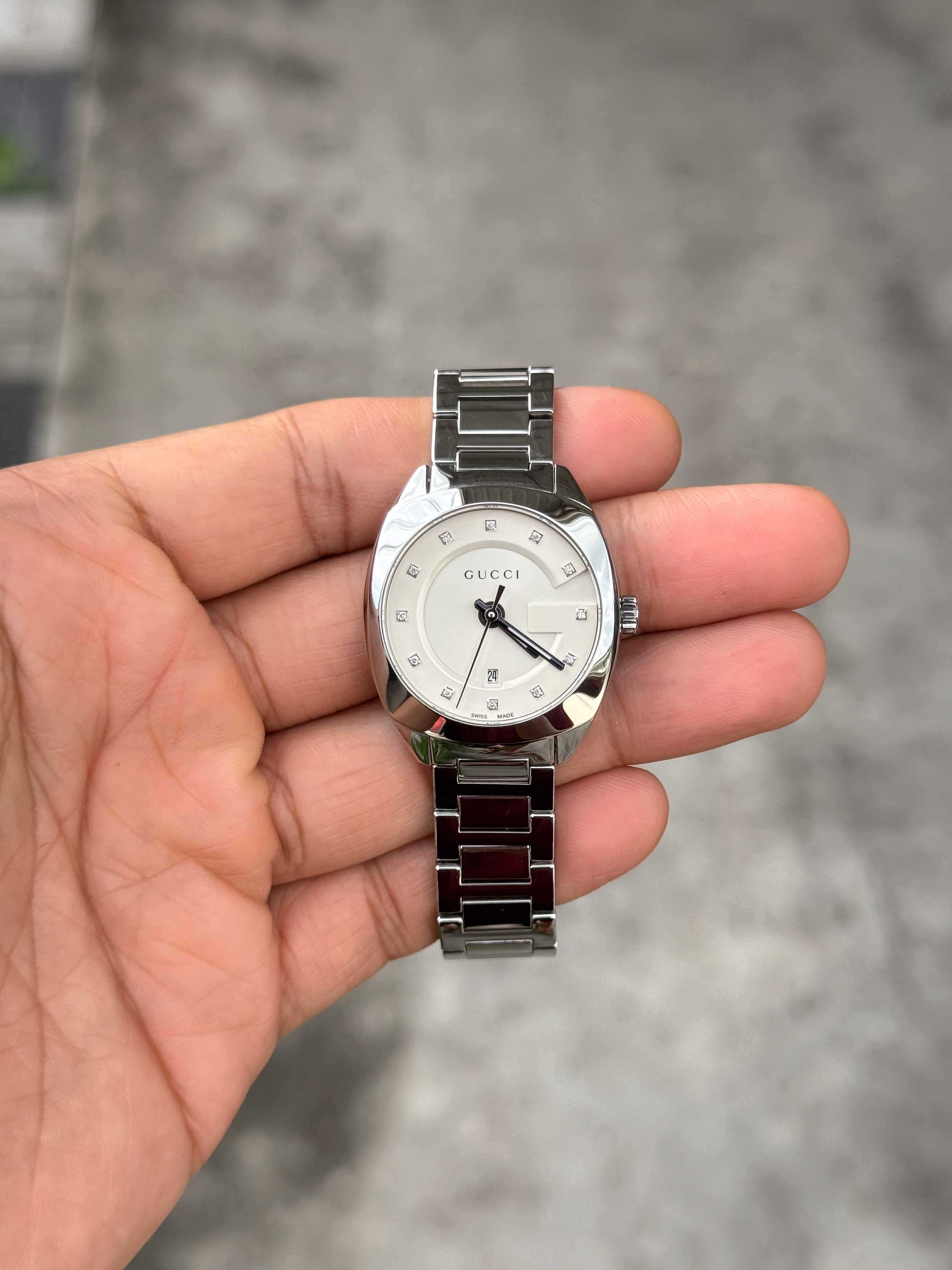 Gucci GG2570 Diamond Lady Size Quartz หน้าขาว หลักเพชร