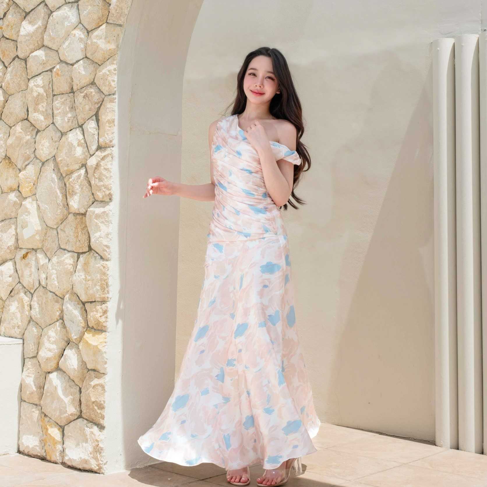 Pirunya - Long Dress 18 เดรสยาว ไหล่เดียว แขนกุด จับเดรป รูดเฉลียง กระโปรงระบาย (ผ้าพิมพ์ลาย)