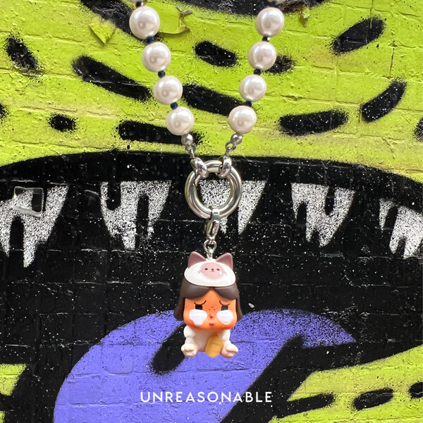 สร้อยคอมุกแก้ว 8 mm. สลับหินสีน้ำเงิน POP BEAN พร้อม จี้ CRYBABY UA1006-09 Unreasonable Accessories