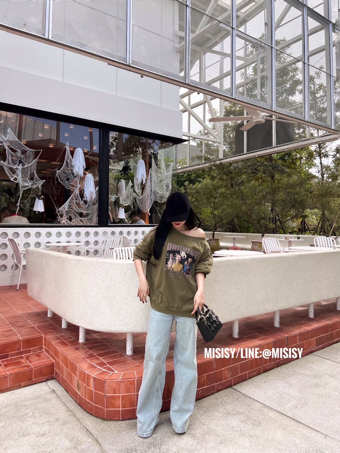 เสื้อสเวตเขียว