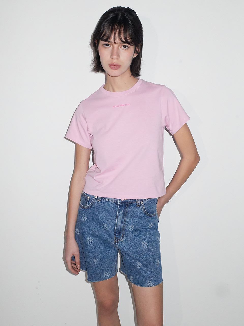 (pre,รวมส่ง) slim tshirt logo essential /mardi mercredi