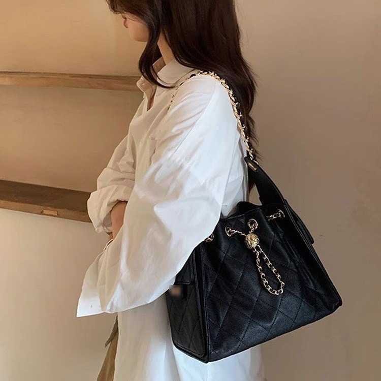 PP79 กระเป๋ารุ่นสายโซ่ หนังคาเวียร์  26cm รูดเปิดปิดแบบขนมจีบ