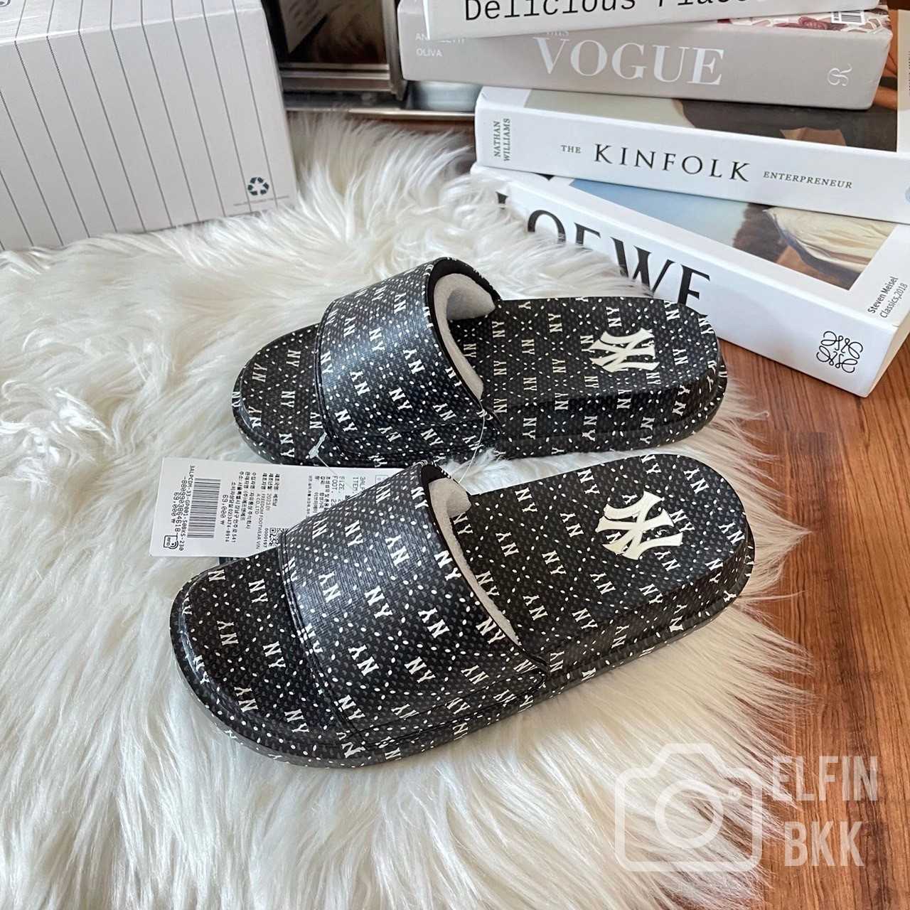 🚨Clearance Sale🚨 MLB Mound mono NY รองเท้าแตะแบบสวม สีดำ ลายโมโนแกรม NY