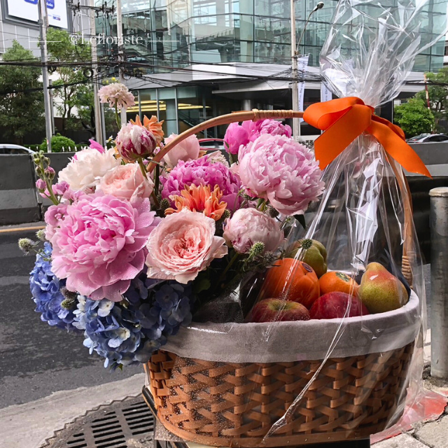 กระเช้าผลไม้ ของขวัญ Elegant Grace 12