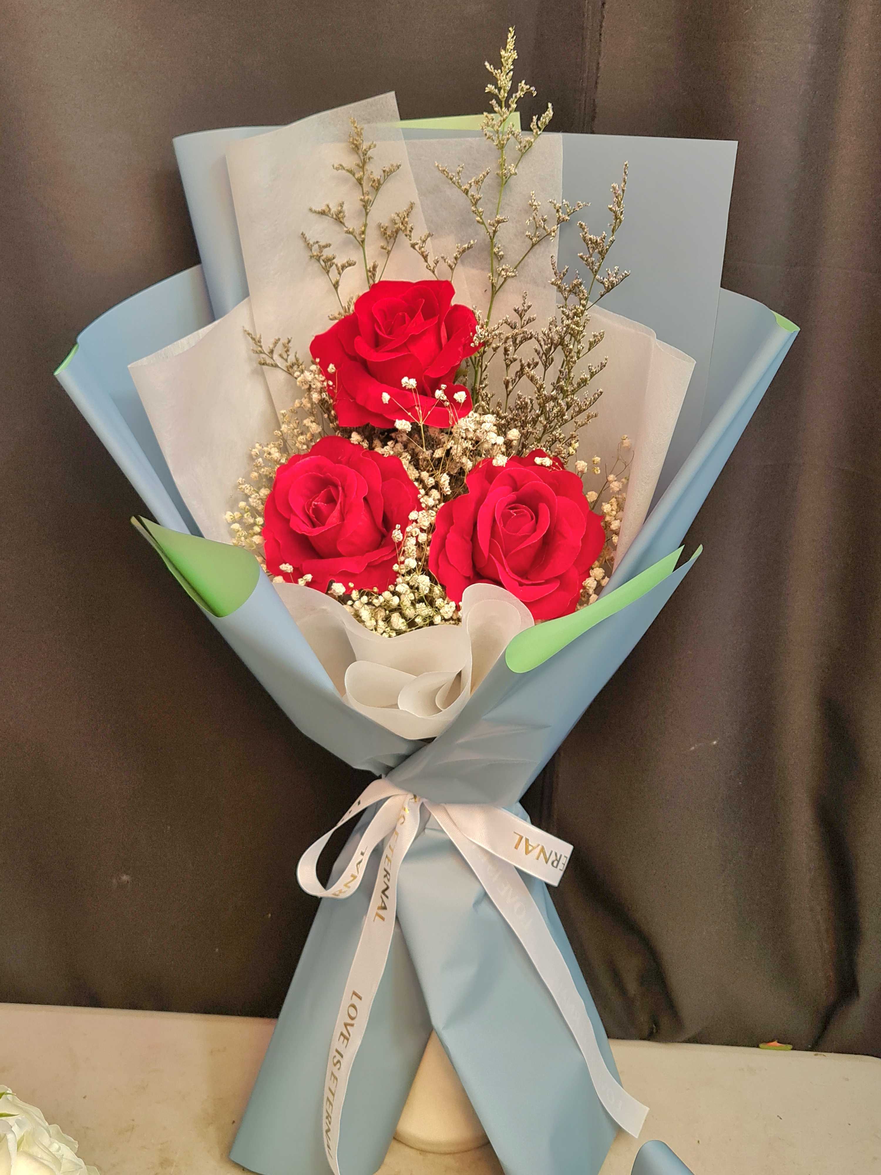 ช่อดอกไม้ประดิษฐ์ดอกกุหลาบกำมะหยี่ 3 ดอกงดเลือกสีกระดาษ