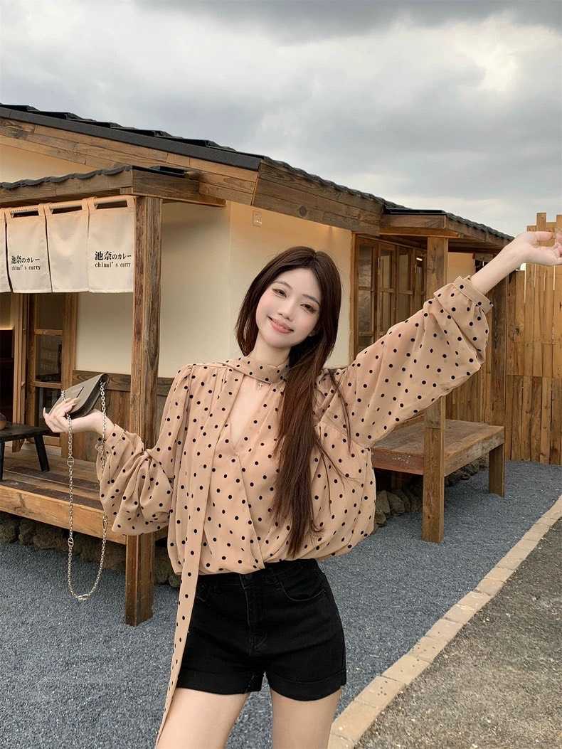 เสื้อแขนยาวคอวี แต่งลายจุด 