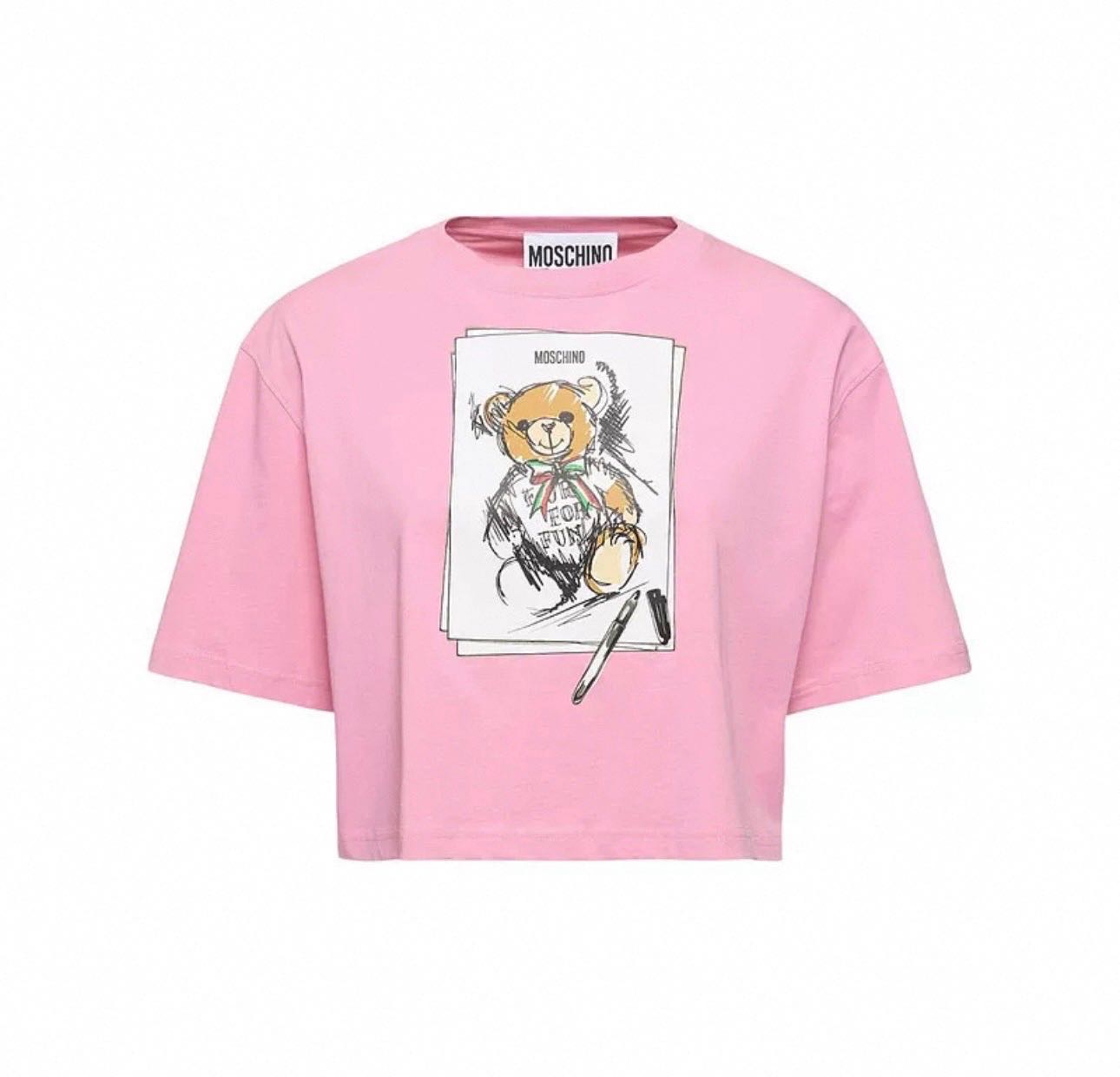 เสื้อยืด • 𝐌𝐎𝐒𝐂𝐇𝐈𝐍𝐎 𝐂𝐑𝐎𝐏 𝐏𝐈𝐍𝐊 •