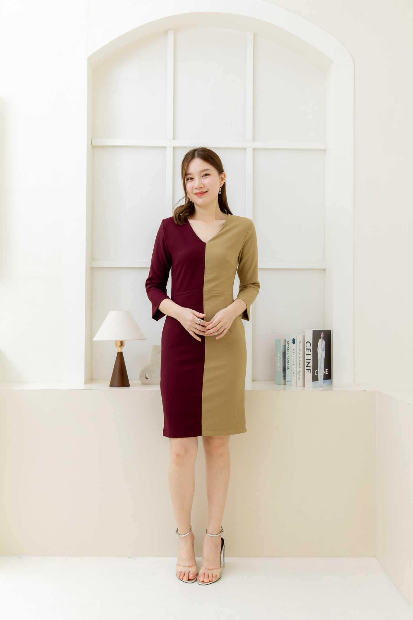 D24-013 : เดรสตัดต่อทูโทน ผ้าเปเป้ คอวี แขน สามส่วน ดีไซนปลายแขนทรงระฆังเล็ก กระโปรงทรงตรง