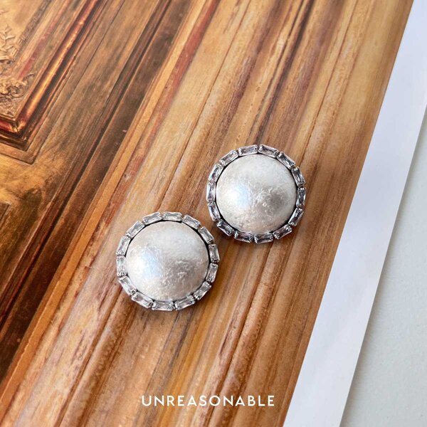ต่างหู สีมุก Big Pearl Stud Earrings ต่างหูคลิป ต่างหูก้านเงินแท้ UA0987-01 Unreasonable Accessories