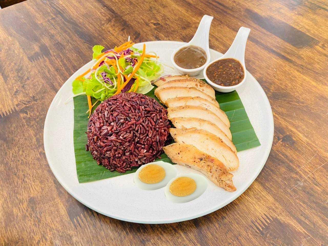 ข้าวอกไก่อบ + ไข่ต้ม / Roasted Chicken Breast