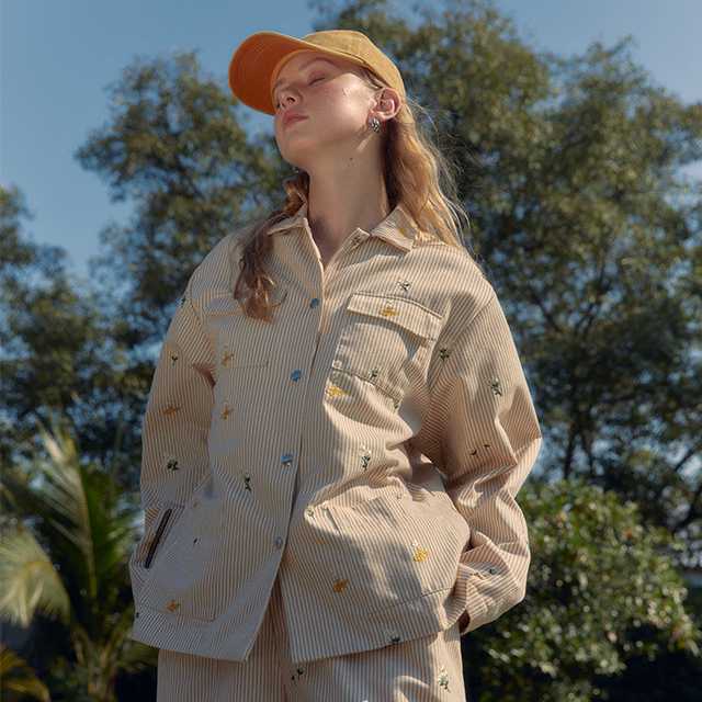 เสื้อแจ็คเก็ตแขนยาวลายริ้วปักเดซี่  MEG