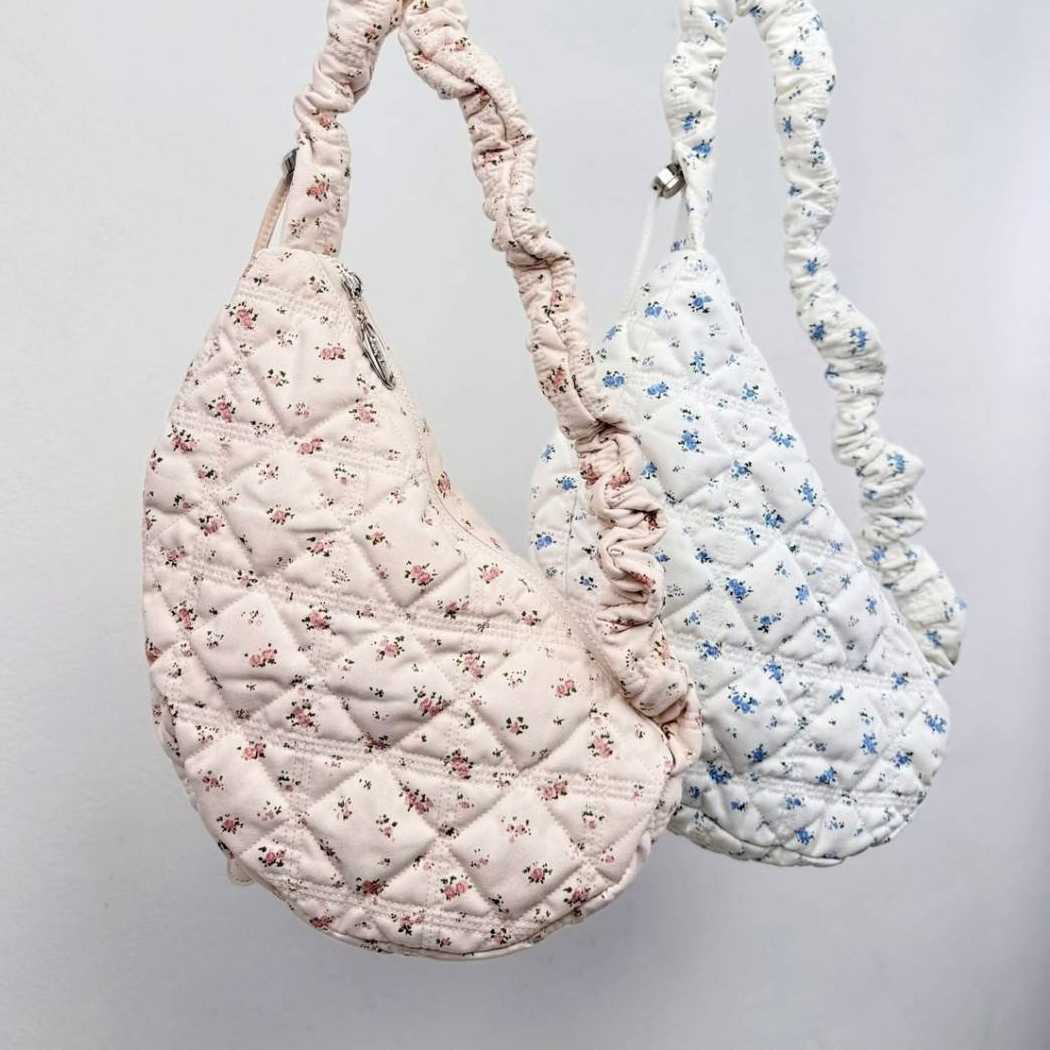Carlyn COZY FLOWER  กระเป๋าสะพาย ลายดอกไม้ สีชมพู สีฟ้า ปรับสายได้