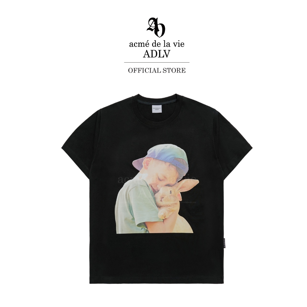 ADLV [acme de la vie] เสื้อยืด Oversize รุ่น Rabbit Hug Boy Baby Face Short Sleeve T-Shirt (Overseas