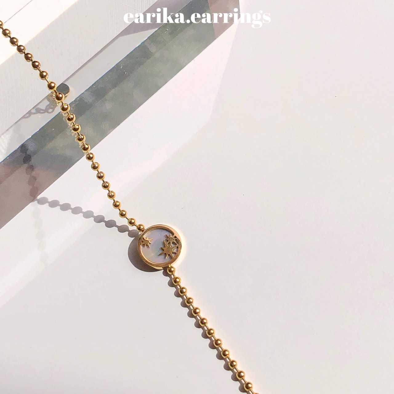 earika.earrings - Ivory galaxy bracelet สร้อยข้อมือสีทองจี้กาแล็กซี ขนาดฟรีไซส์ ผิวแพ้ง่ายใส่ได้