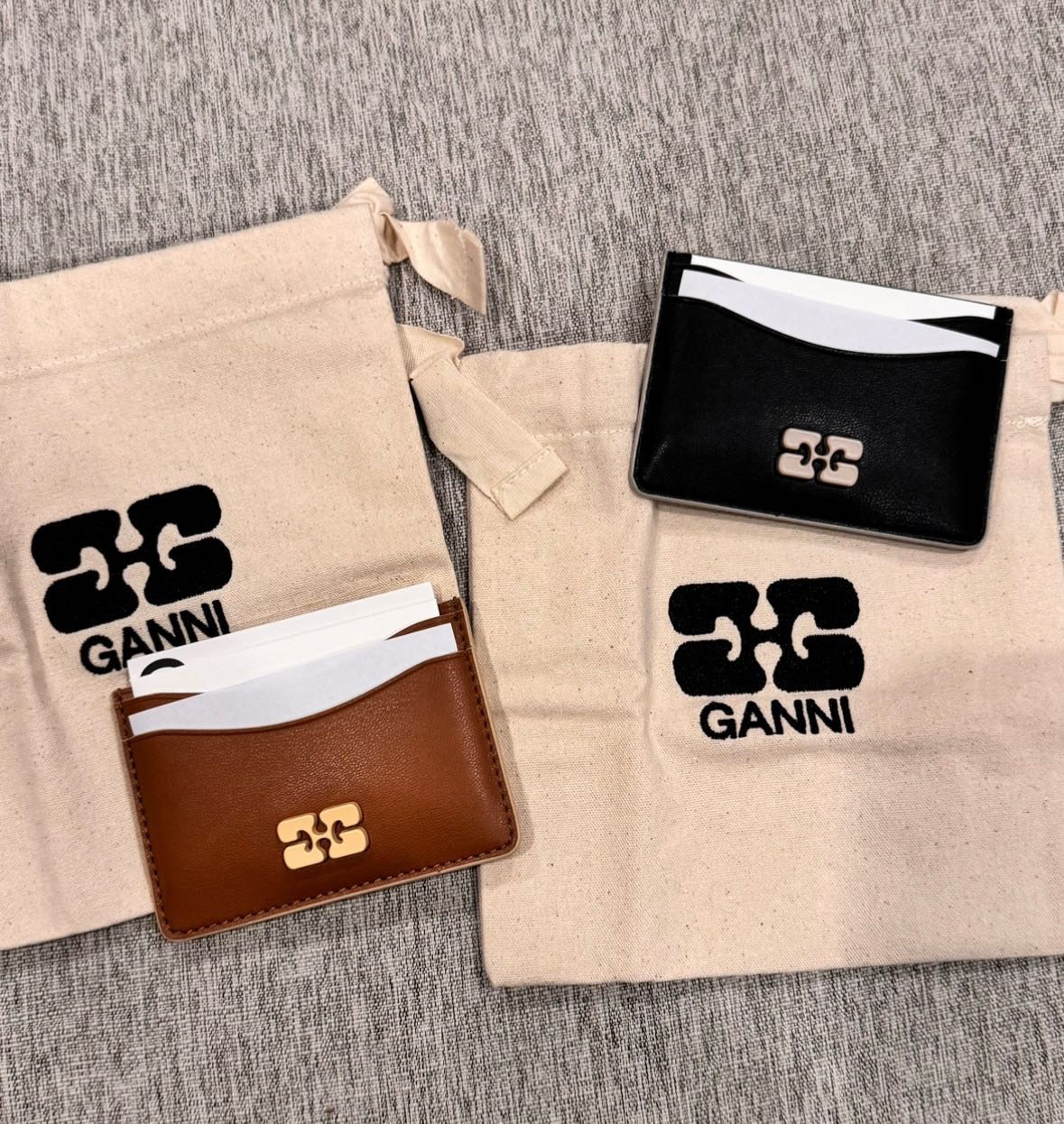 พร้อมส่ง Ganni card holder ที่ใส่บัตร สีน้ำตาล และสีดำ