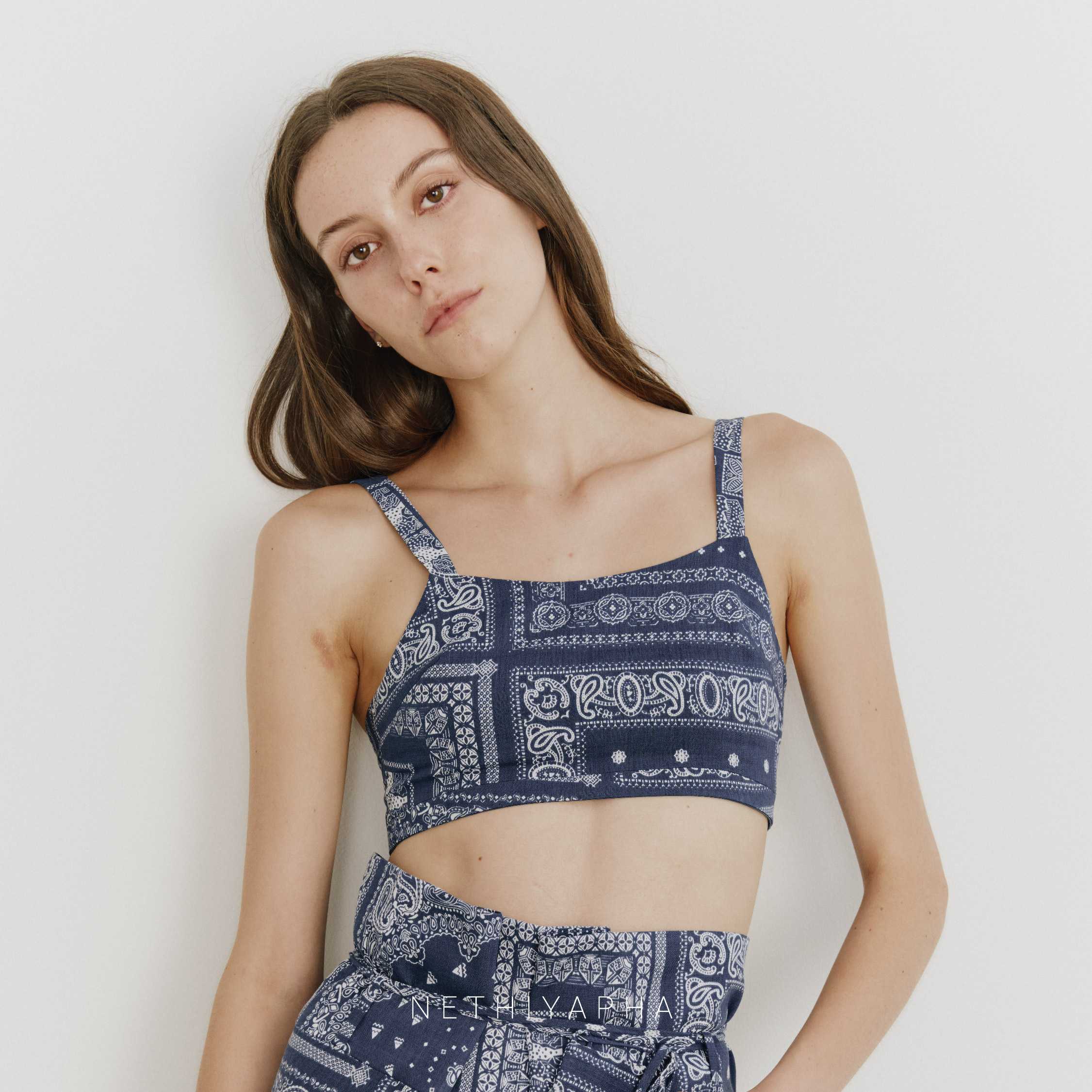 PAISLEY BRALETTE CROP TOP : PAISLEY เสื้อครอปผูกหลังลายเพสลีย์ สีน้ำเงิน