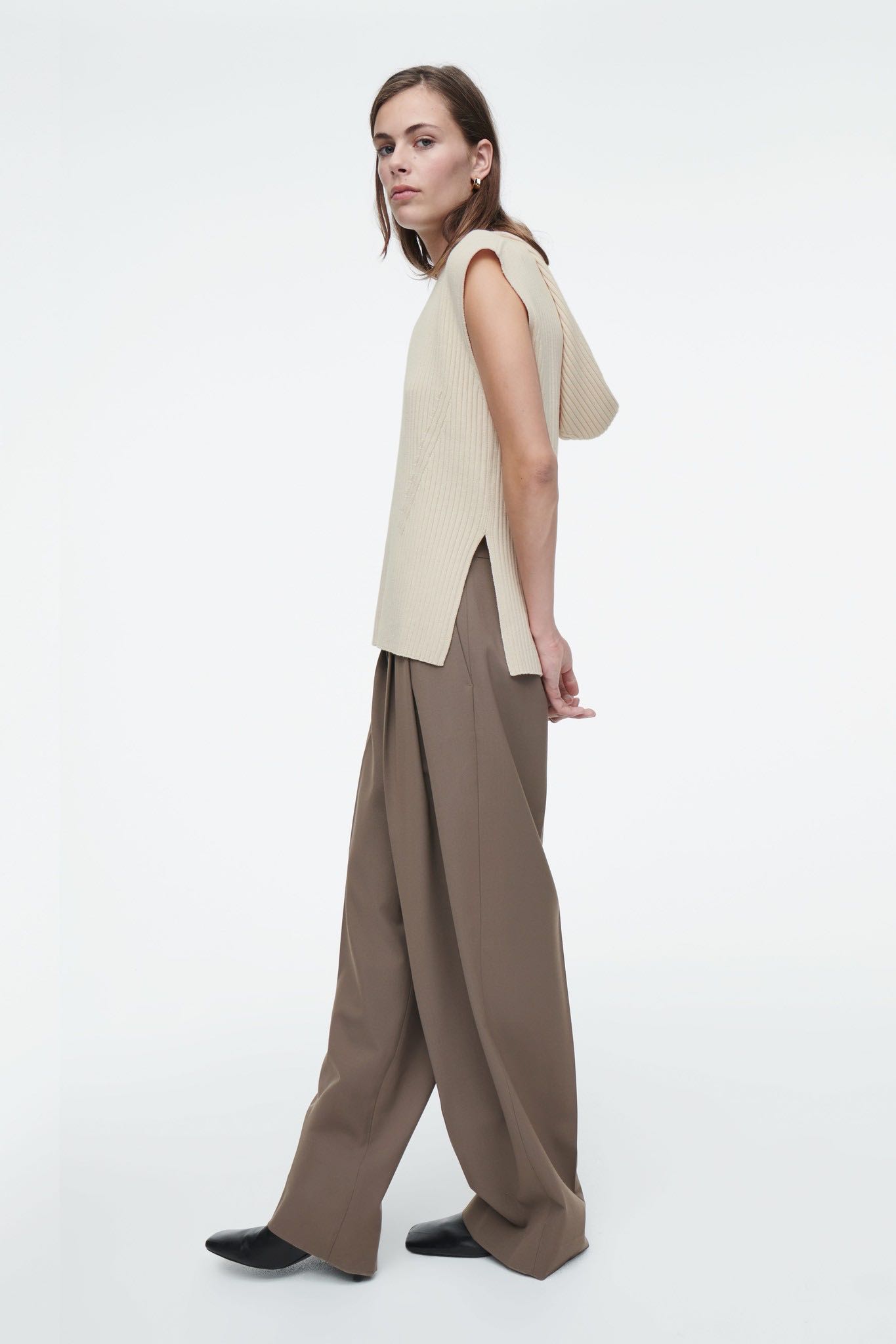 cos RIBBED-KNIT HOODED TANK TOP `พรีออร์เดอร์