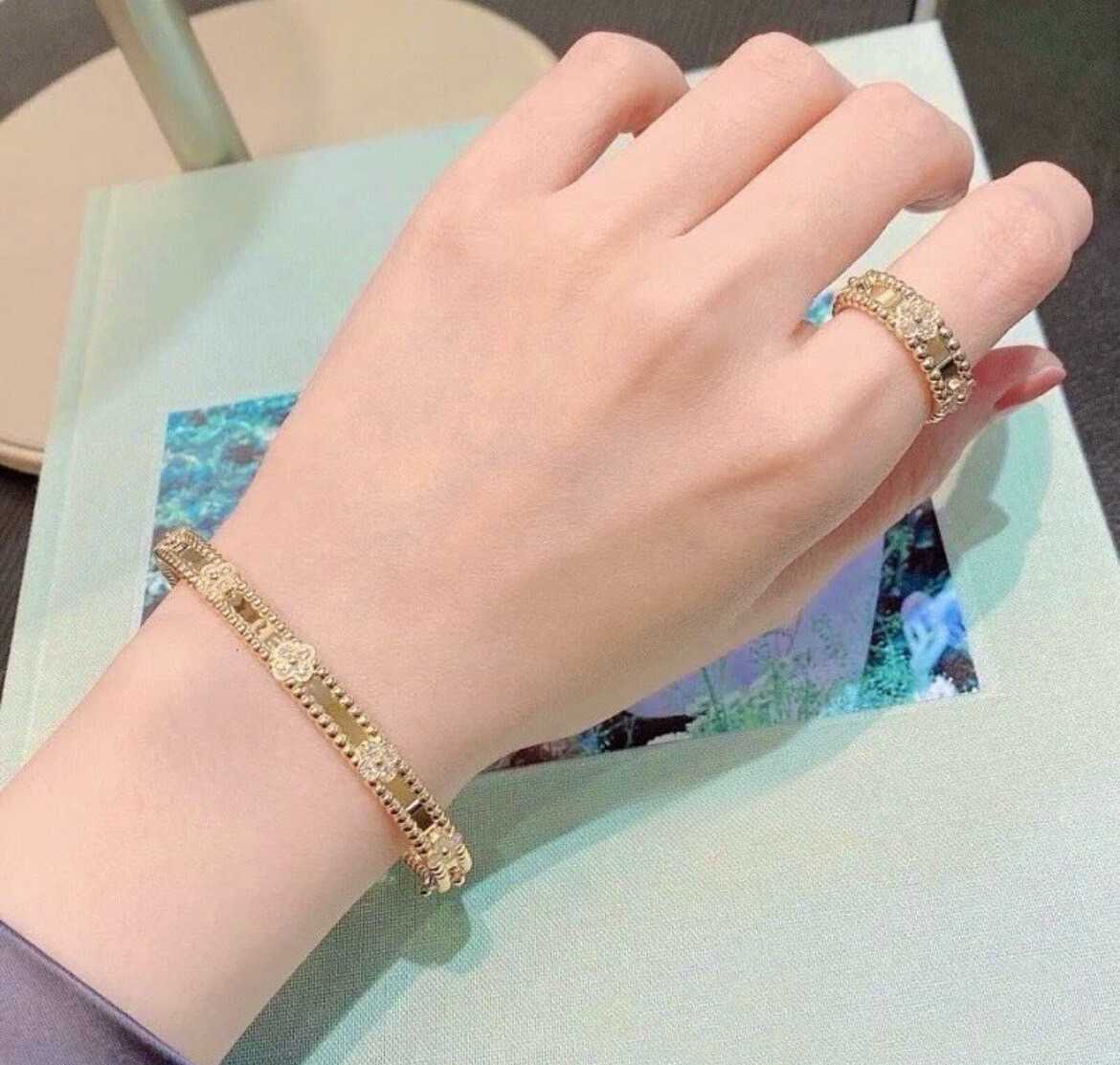 Van Cleef & Arpels Flower Bracelet / Gold