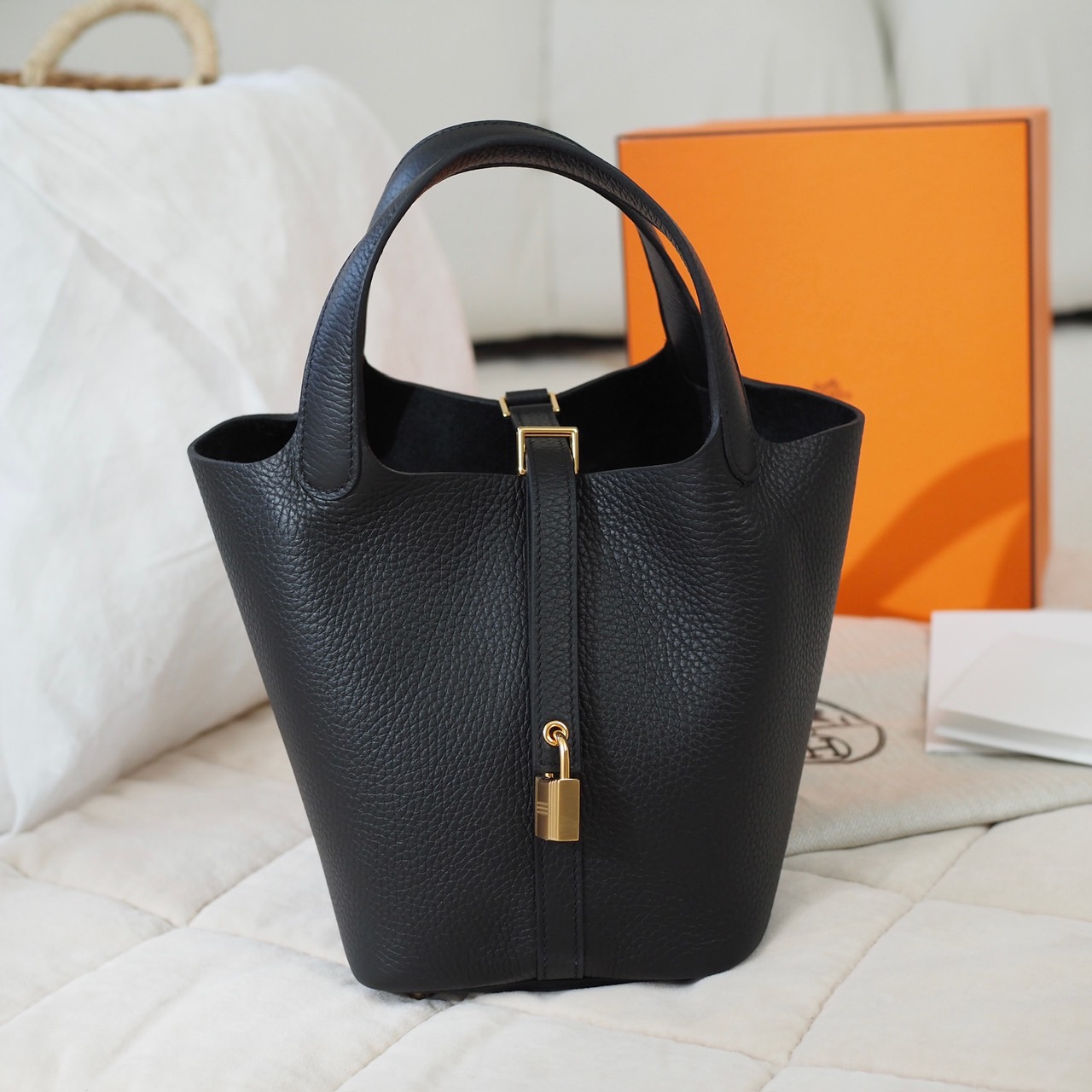 NEW! HERMES Picotin Lock 18 Bag สี Noir Clemence GHW | Bag