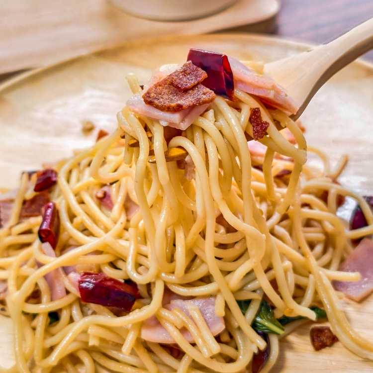 สปาเก็ตตี้ผัดพริกแห้ง เบคอน หมูยอพริกสด ราดไข่กุ้ง