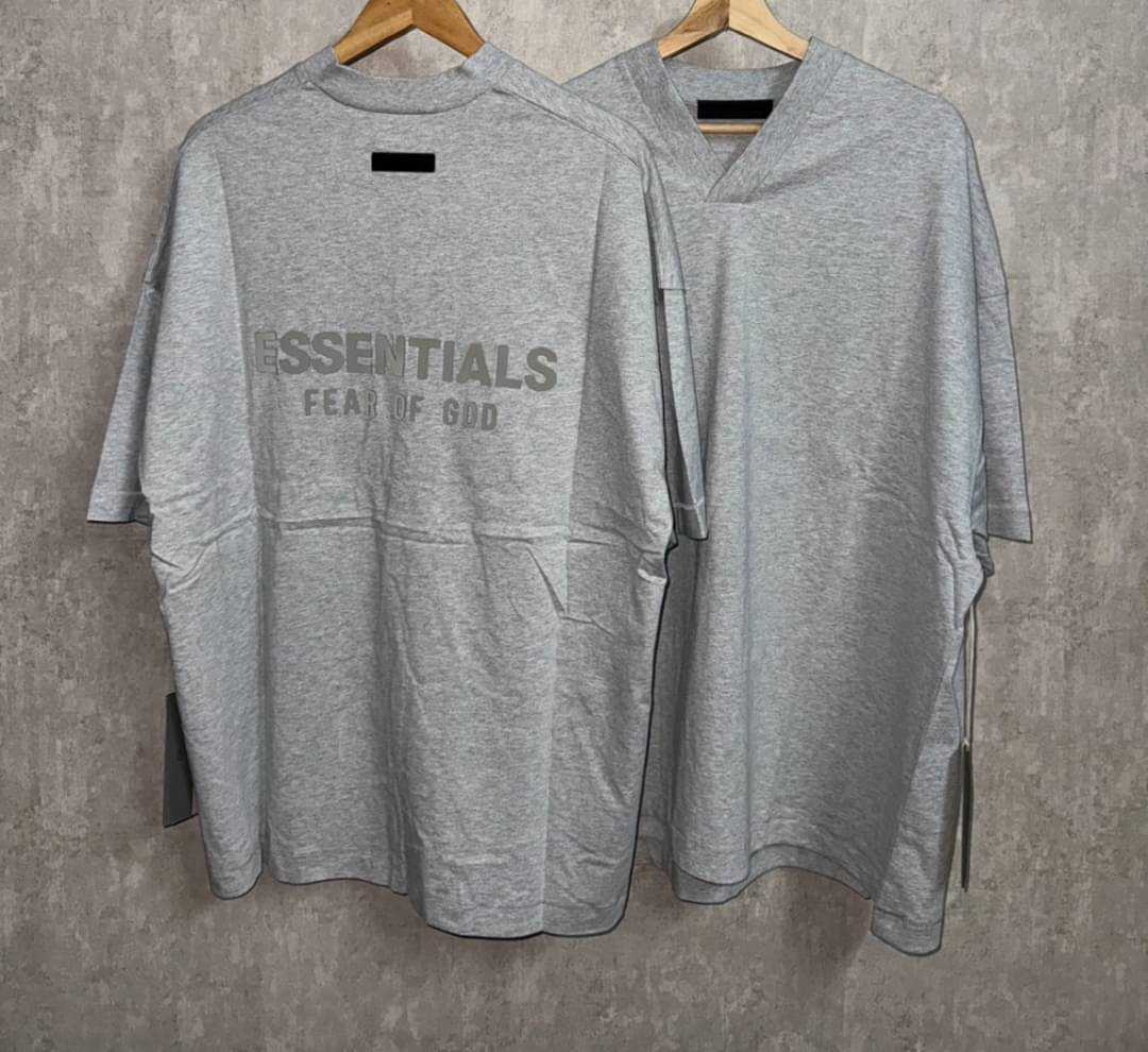 Essentials V-neck oversize​ T-shirt  มีลายด้านหลังอย่างเดียว​ 