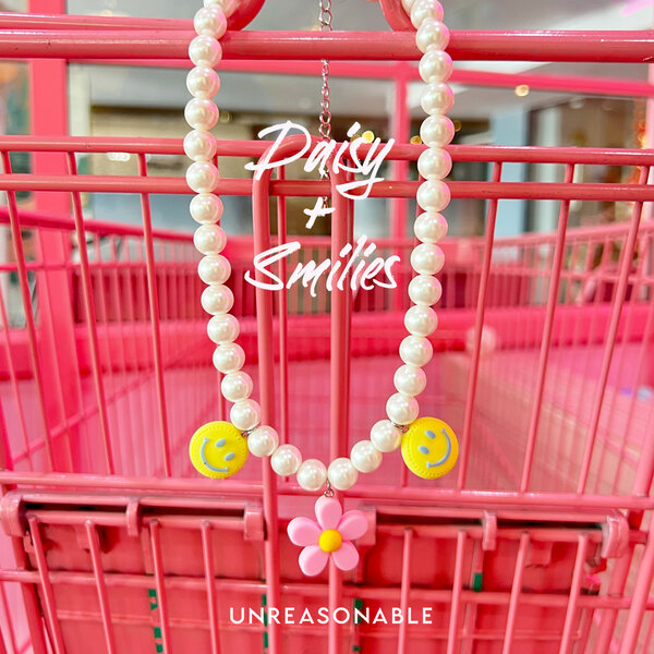 สร้อยมุกแก้ว ขนาด 10 mm. แต่งด้วย Rubber Daisy & Rubber Smiley UA0893-01 Unreasonable Accessories
