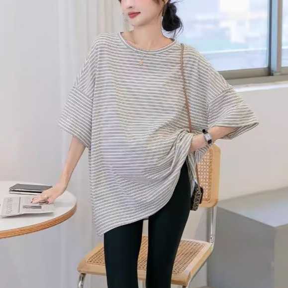 (ไซส์ใหญ่) เสื้อยืดลายริ้วทรง oversize แบบเรียบเก๋ทรงสวยน่ารักน่าใส่มาก - สีขาว