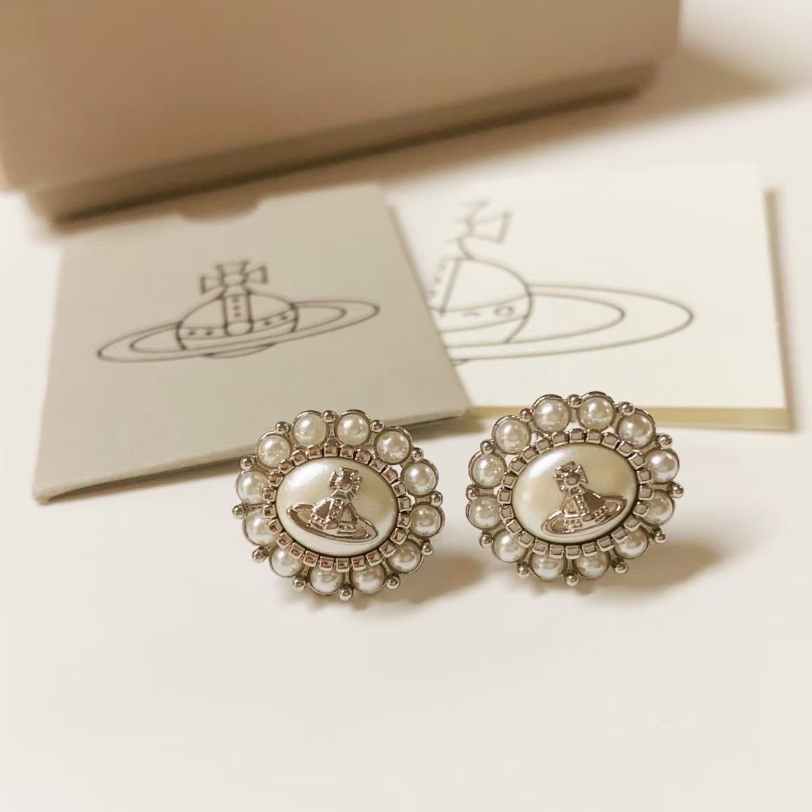 VIVIENNE WESTWOOD PEARL EARRING 