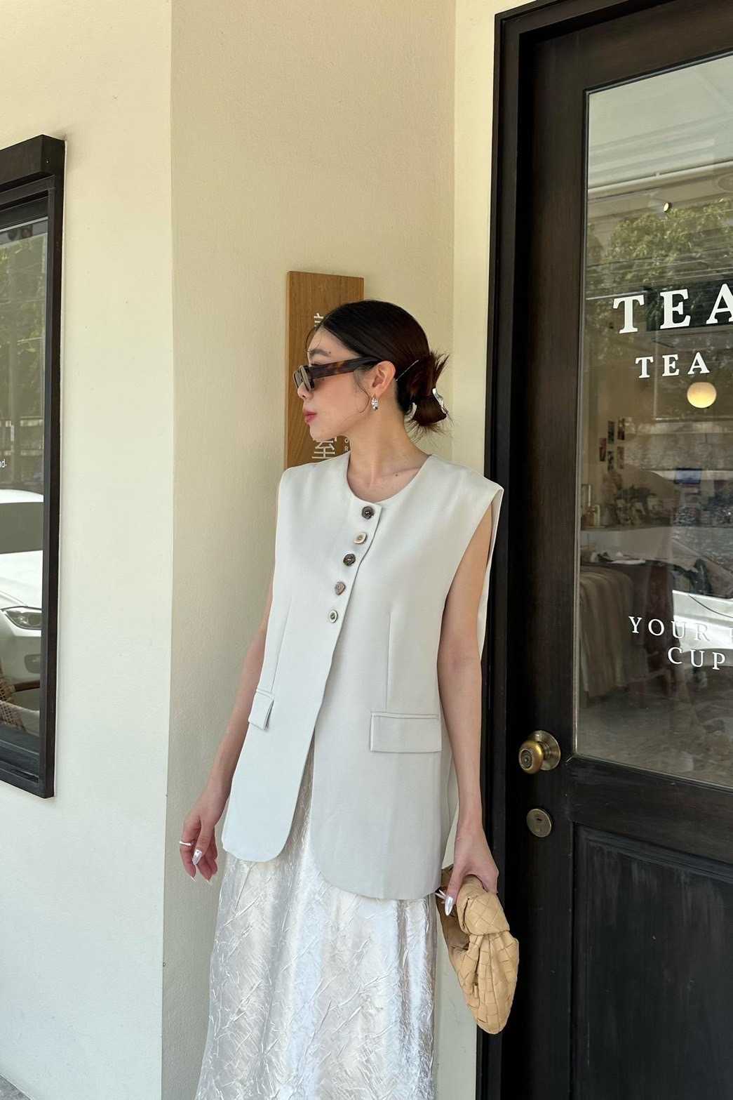855 SLEEVELESS FANCY BUTTONS OVERSIZE BLAZER