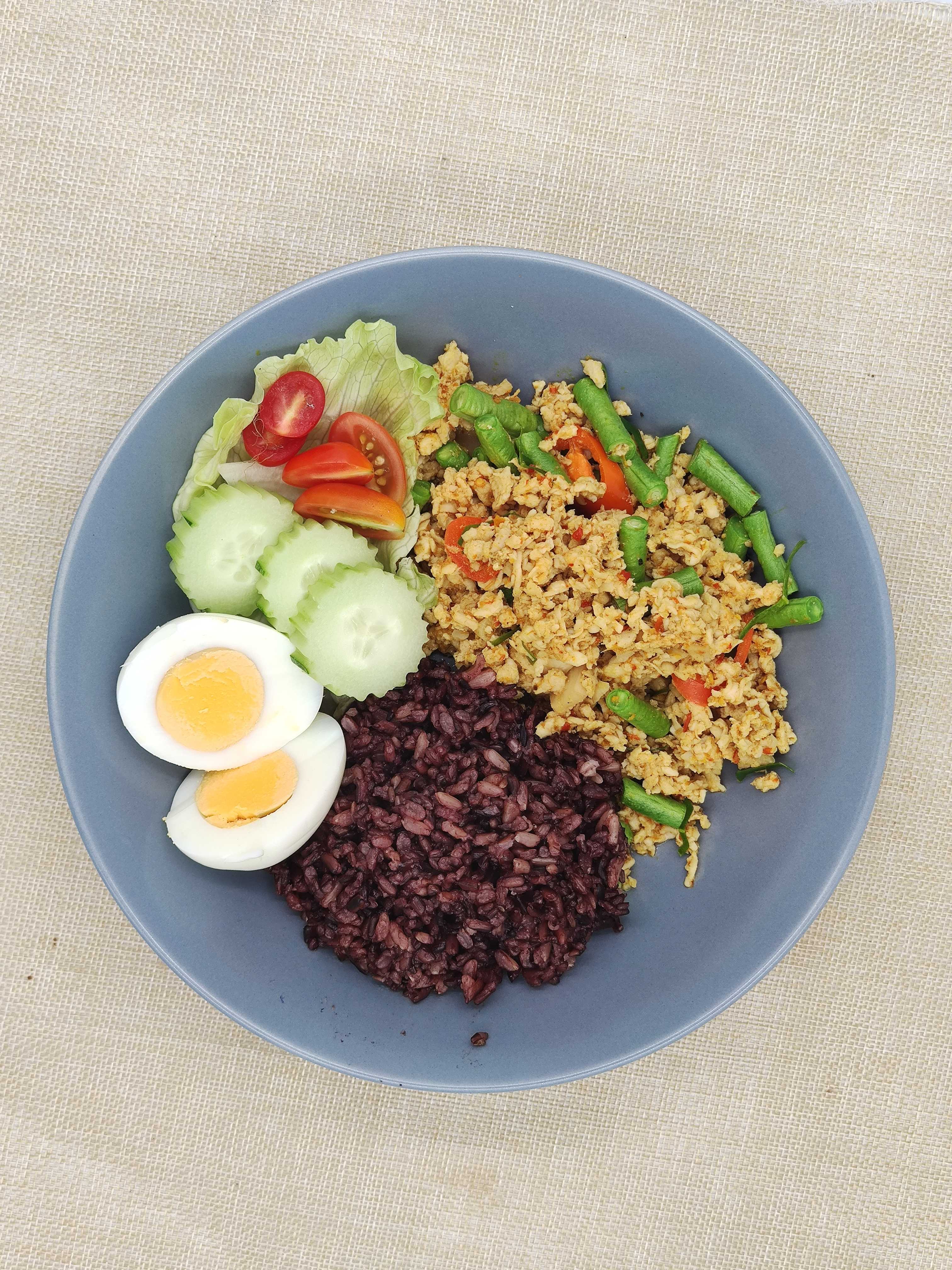 ข้าวไรซ์เบอรี่กับผัดเครื่องแกงไข่ต้ม(เลือกเนื้อสัตว์ได้)