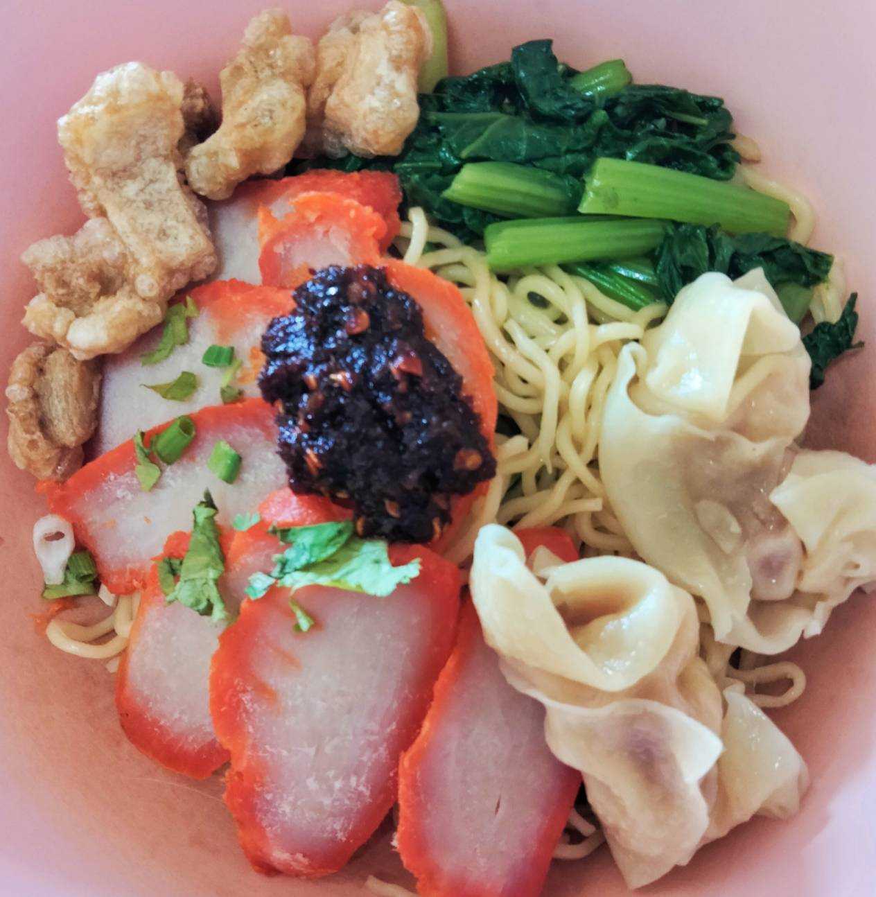 เกี๊ยวหมูแดง (ต้มยำ)  (ร้านชายสี่หมี่เกี๊ยว ปลายพระยา)