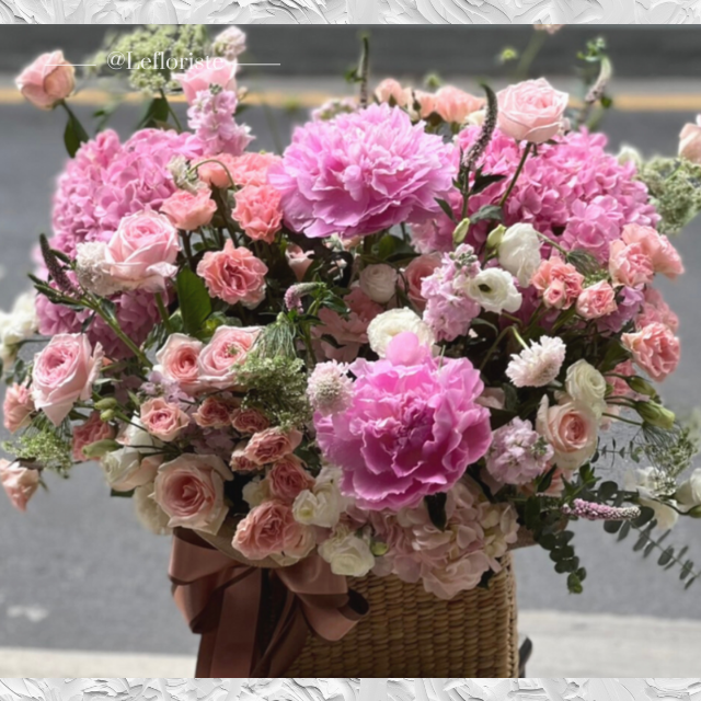 กระเช้าดอกไม้ Elegant Grace 23