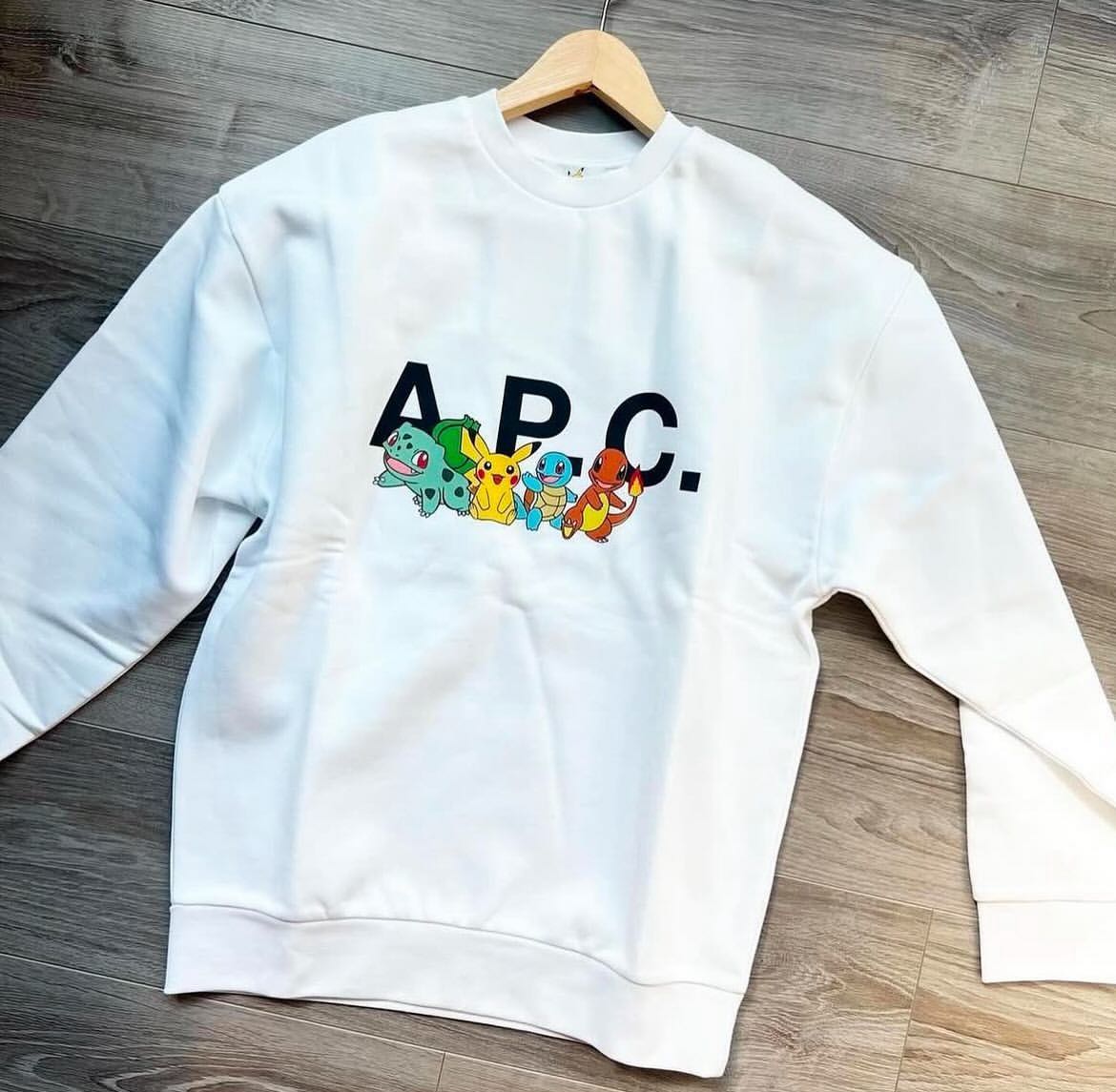 🇯🇵Pokémon X A.P.C  Pokémon Crew スウェットシャツ F เสื้อ Sweater สีขาว ลายน่ารักสุดๆ  ผ้าดีมากๆ นุ่มสวย