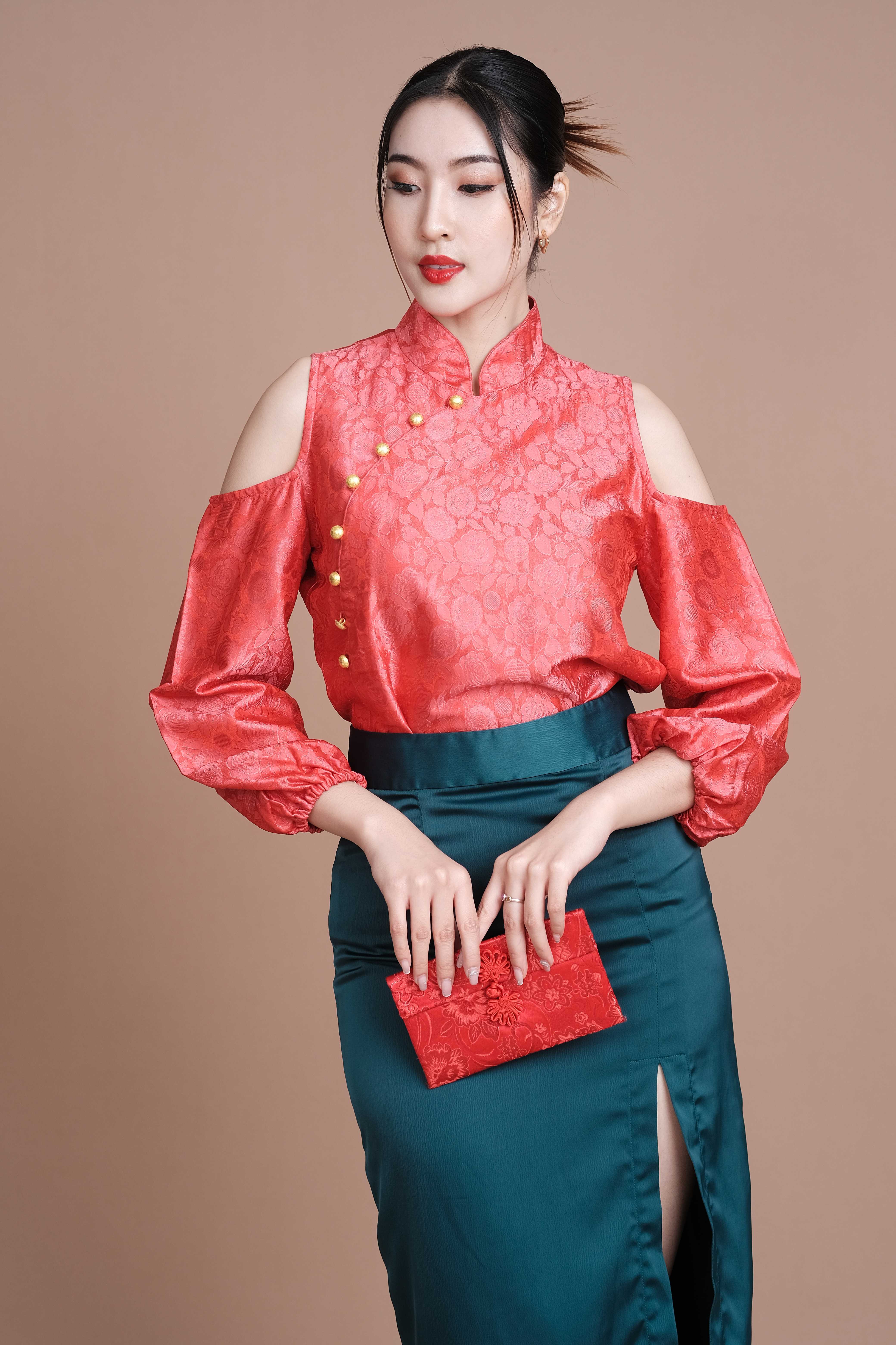 เสื้อกี่เพ้าคอจีนเปิดไหล่ สีแดงสด {JUN} CNY 2025