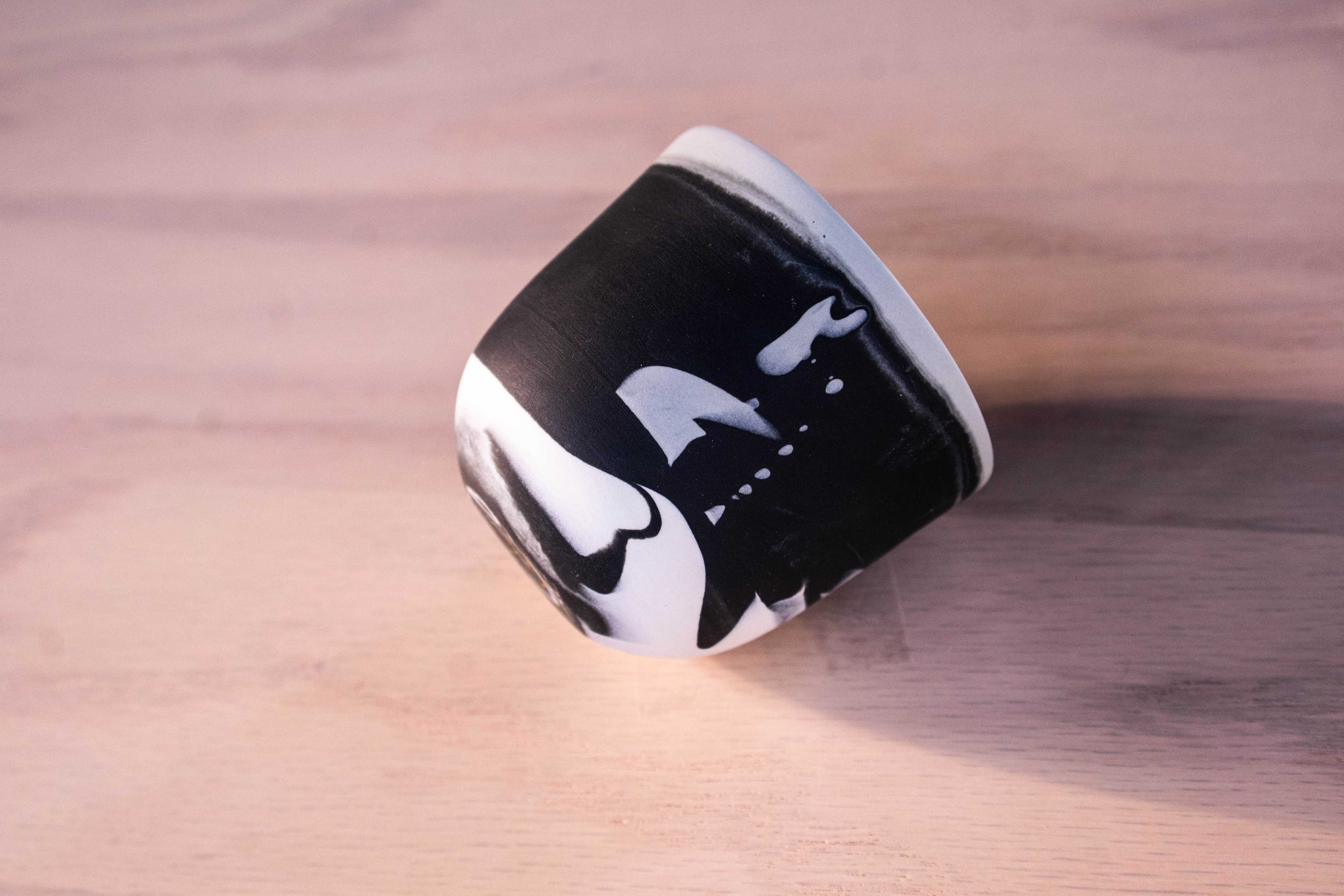 Size F - Mix wave Grey/Black/White, แก้ว MK Studio, Copenhagen, Denmark ทำจาก porcelain (ceramic)