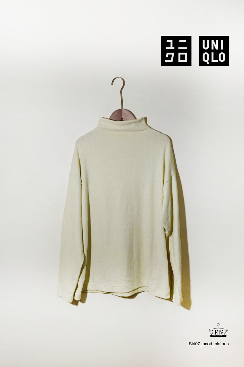 เสื้อไหมพรมแขนยาวคอวี uniqlo สีเหลืองขาว   สภาพ90%  ไซต์XL